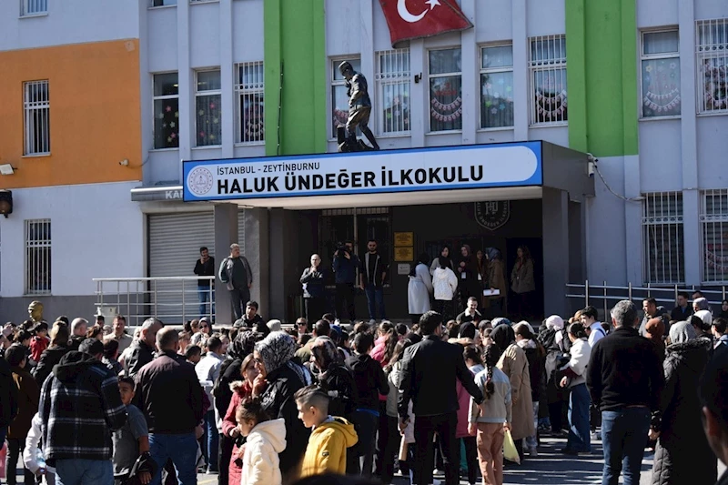 Zeytinburnu’nda 19. Geleneksel Kitap Okuma Yarışması sınavı yapıldı
