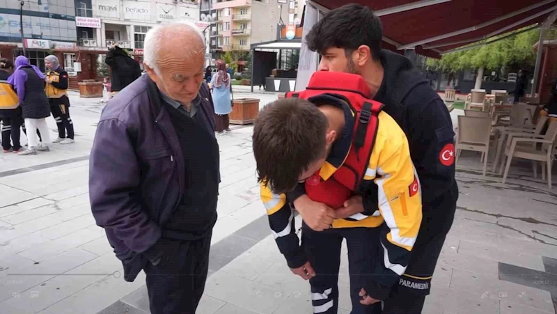 Gençler hayat kurtarmayı öğretti, vatandaşlar uygulamalı ilk yardım dersi aldı

