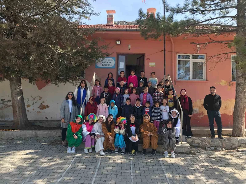 Eğirdirli öğrencilerden köy çocuklarına renkli etkinlikler
