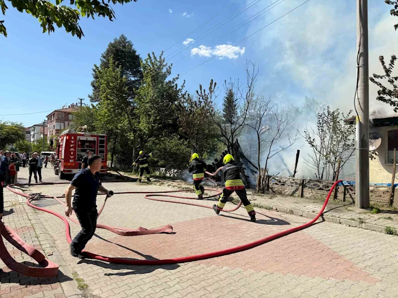 Odunlukta çıkan yangın eve sıçradı: Tek katlı ev küle döndü
