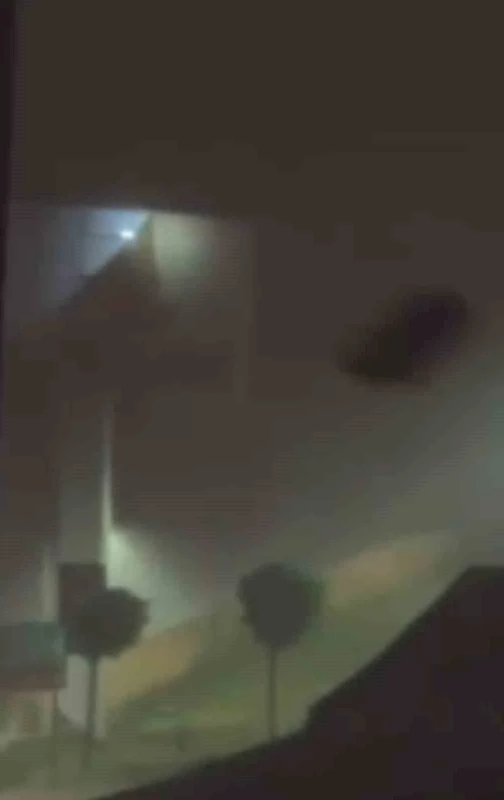 Derecik’te şiddetli fırtına önüne ne aldıysa götürdü... O anlar kamerada
