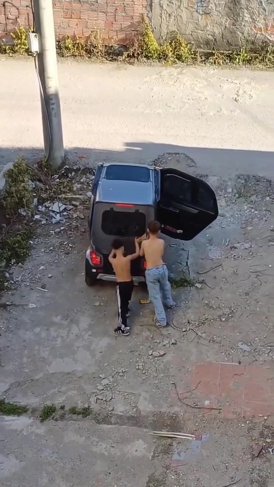 Çocuklar babalarının elektrikli aracını kaçırdı, şarj bitince yolda kaldılar
