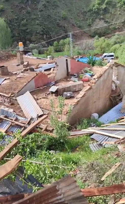 Şiddetli fırtına Şemdinli’de bir köyü harabeye çevirdi
