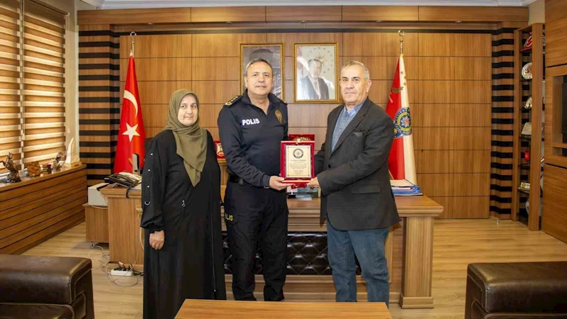 Emekliye ayrılan meslektaşına vefa plaketi
