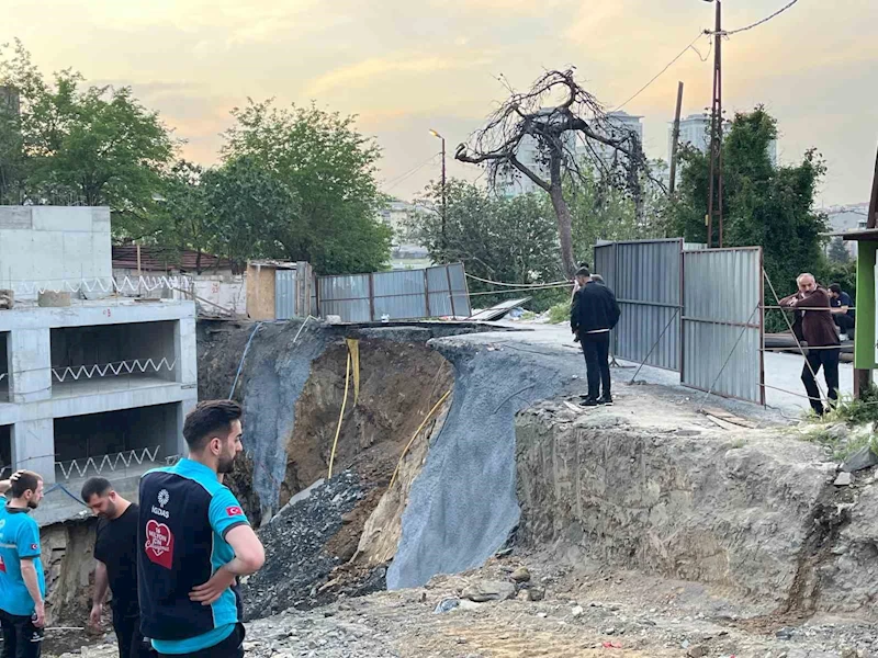 Gaziosmanpaşa’da inşaat çalışması sırasında yol çöktü
