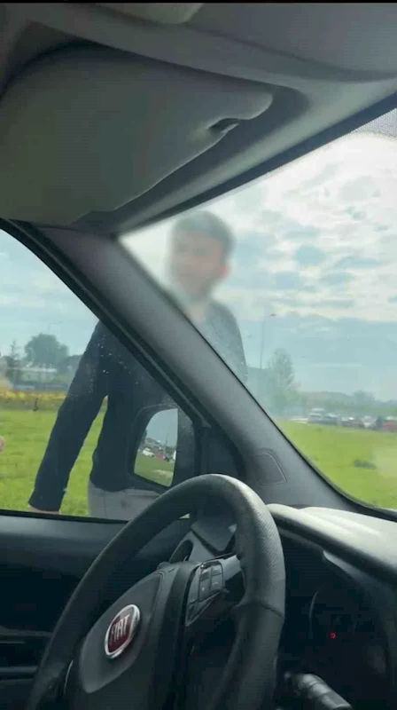 Trafikte korku dolu anlar...Aracından inen tır sürücüsünden çirkin hareketler
