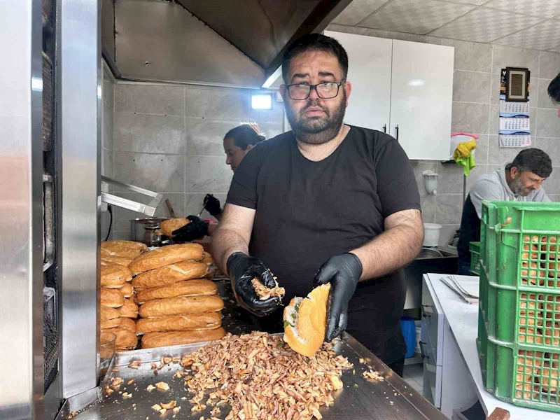 Hayırlı evlat, her yıl babasının sevdiği dönerden dağıtıyor
