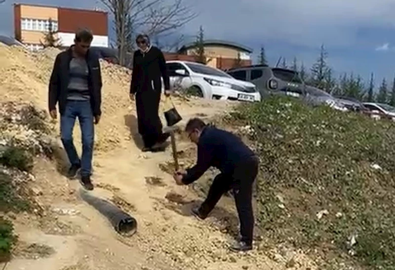 Hastanenin kestirme rampasında düştü: Yola tepki videosu çekerken biri daha düştü
