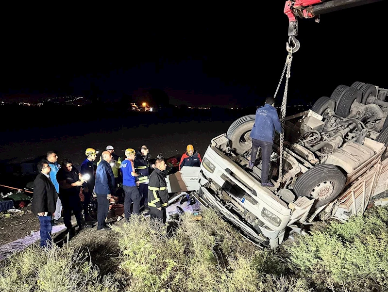 Takla atan tır ters döndü: 1 ölü, 1 yaralı
