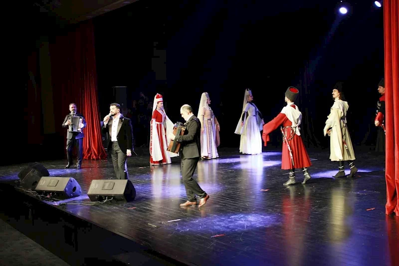 Mersin’de Çerkes müziği ve dansı rüzgarı esti
