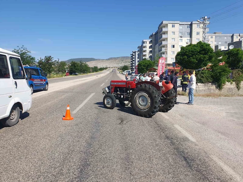 Gaziantep’te traktör ile çarpışan araç kanala uçtu: 4 yaralı
