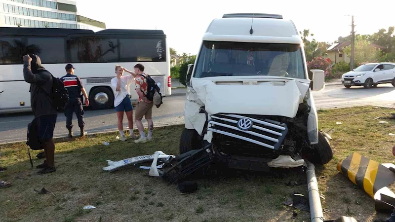 Hafif ticari araç ile tur aracı çarpıştı, 3’ü turist 4 kişi yaralandı
