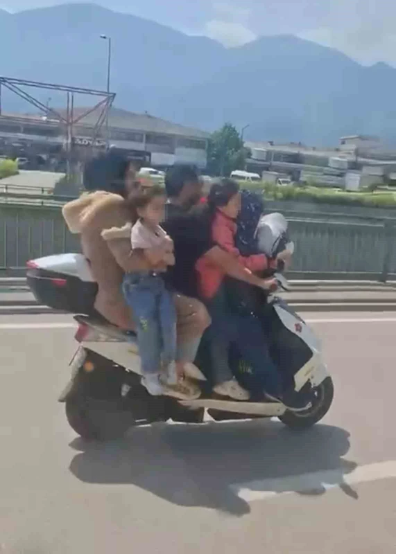 Bursa’da motosiklete 5 kişi binen aile yürekleri ağza getirdi
