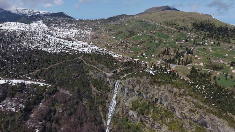 Sandık Gölü ve Şelalesi etkileyici görüntüsüyle görenleri büyülüyor
