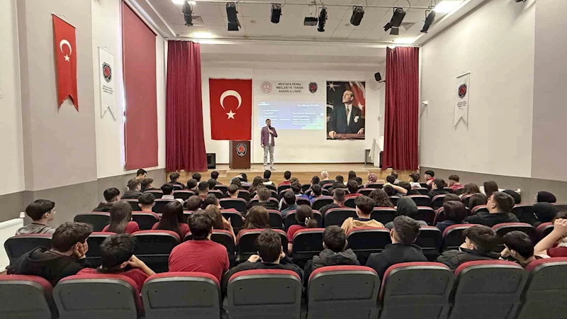 Bilim söyleşilerinde liseli öğrencilerle buluştu
