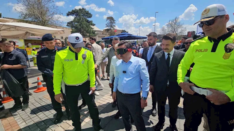 Vali Çiçek ve Büyükkılıç simülasyon gözlüğünü taktı