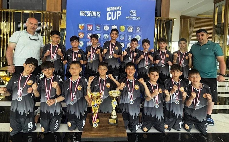 Yıldızkent Spor çifte kupa ile döndü
