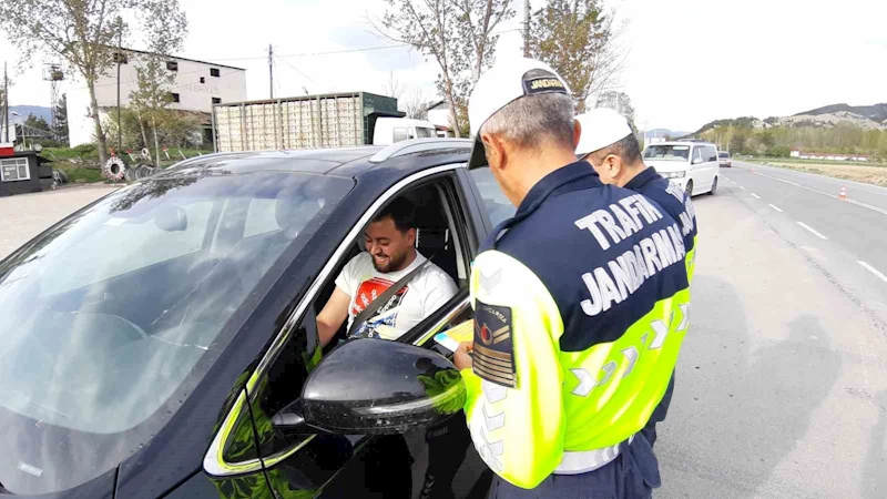 Jandarma sürücülere güvenli yolculuğu anlattı
