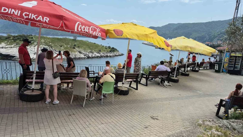 Çeşmi Cihan Amasra’ya havalar ısınmasıyla birlikte Rus akını da başladı
