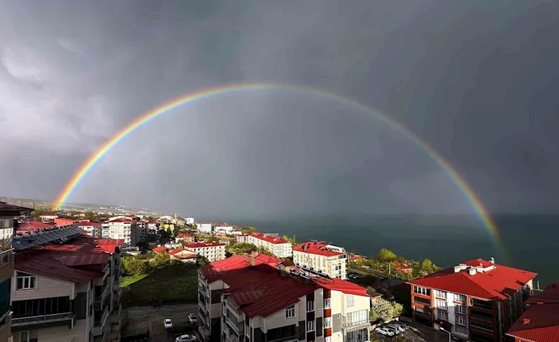 Van Gölü’nde gökkuşağı görsel şölen oluşturdu
