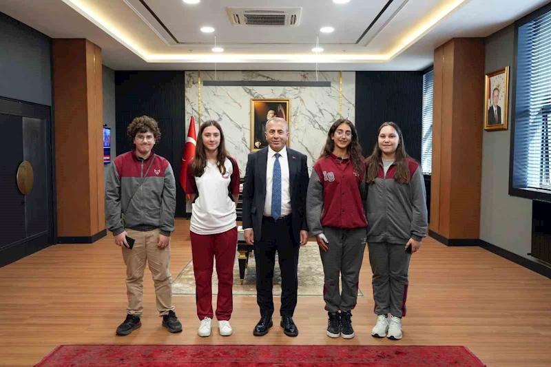 Trafik konulu resim yarışmasında dereceye giren öğrenciler Emniyet Müdürü Kurt’u ziyaret etti
