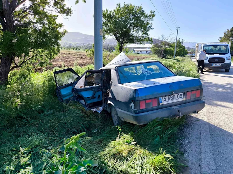 Elektrik direğine çarpan Tofaş hurdaya döndü: 2 yaralı
