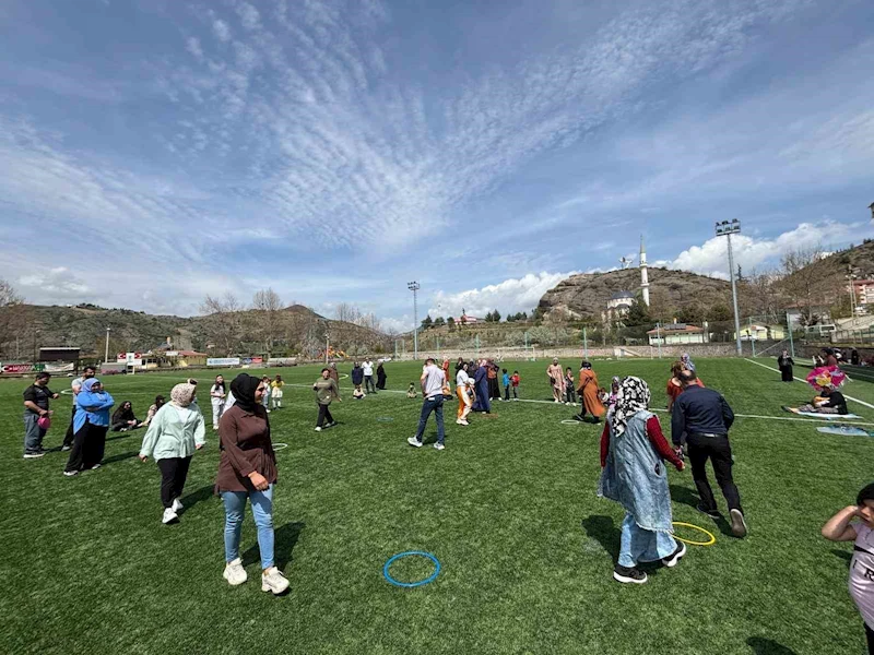 Çocuklar ve aileleri stadyumda buluştu, oyun oynayarak eğlendi
