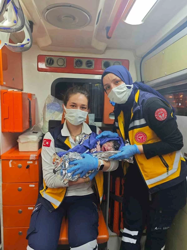 Dünyaya gözlerini ambulansta açtı
