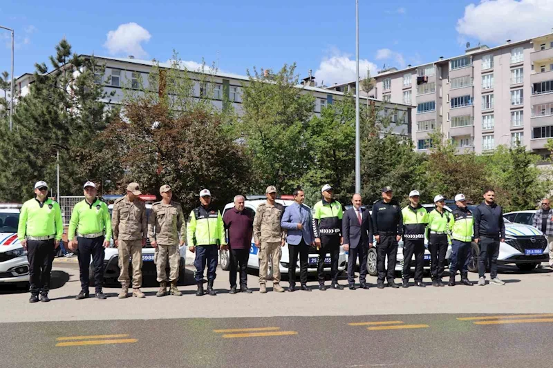 Sürücülere çikolata ve kolonya ikramlı trafik denetimi
