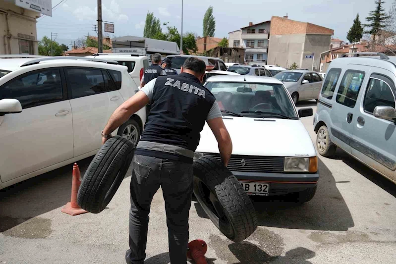 Çorum’da otopark etrafındaki araç park engellerine müdahale
