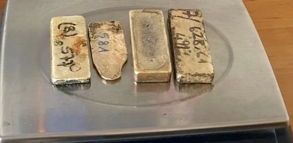Kadın yolcu iç çamaşırına ve koltuk altlarına gizlediği 2 kilo altın ile yakalandı
