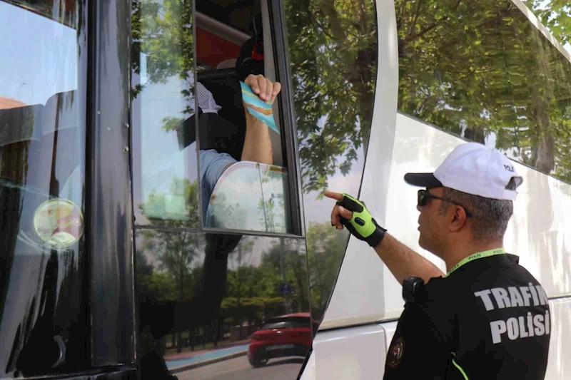 Trafik polisleri bu kez bilinçlendirmek için durdurdu
