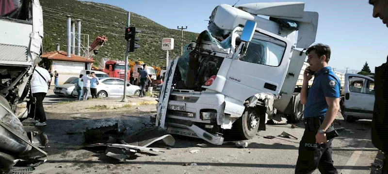 Tır, kırmızı ışıkta bekleyen otobüs ve otomobile çarptı: 6  yaralı
