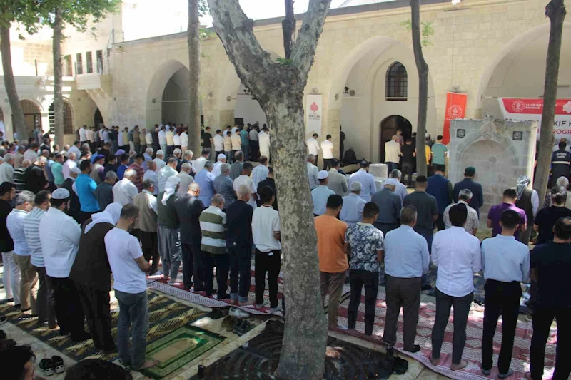 Deprem ve sel felaketinde hasar alan 526 yıllık Hasan Paşa Cami ibadete açıldı

