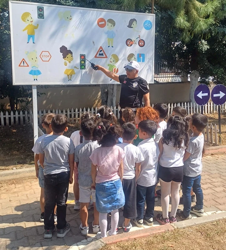 Polislerden öğrencilere uygulamalı eğitim
