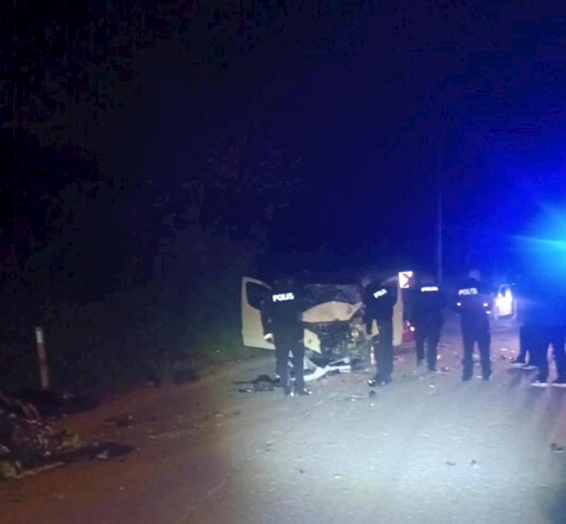 Sakarya’da otomobilin çarptığı motosiklet paramparça oldu: Motokurye hayatını kaybetti

