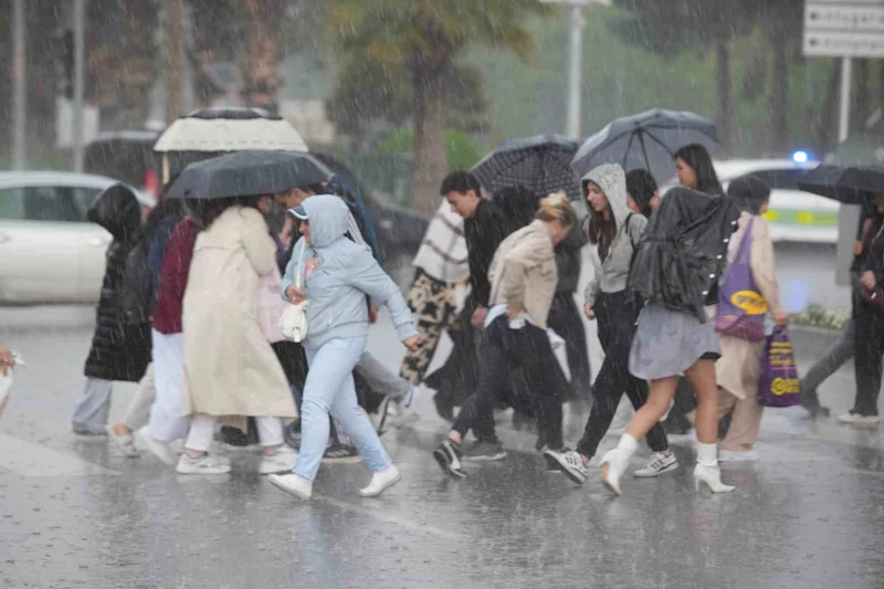 Samsun’da sağanak yağmur ve dolu hayatı olumsuz etkiledi
