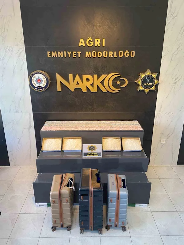 Valiz tabanına zulalanmış 8 kilo metamfetaminle yakalandılar
