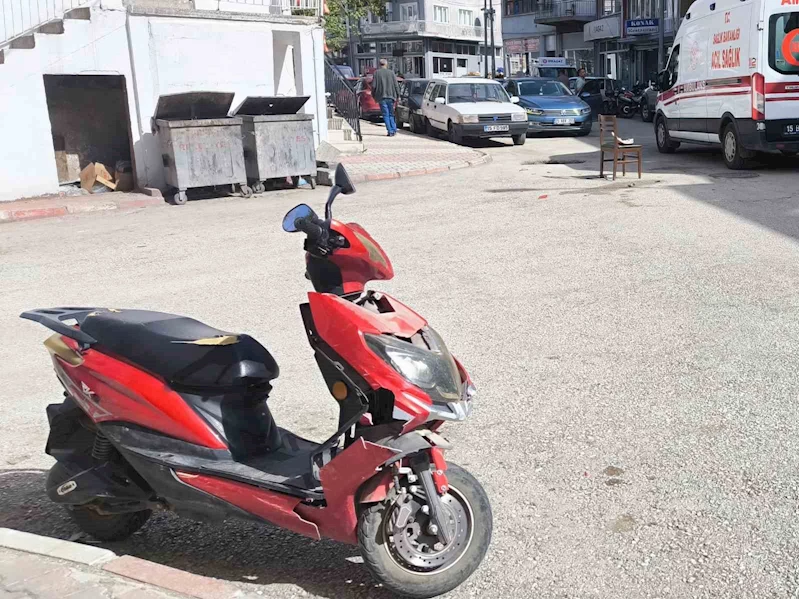 Elektrikli motosiklet ile otomobil çarpıştı: 2 yaralı

