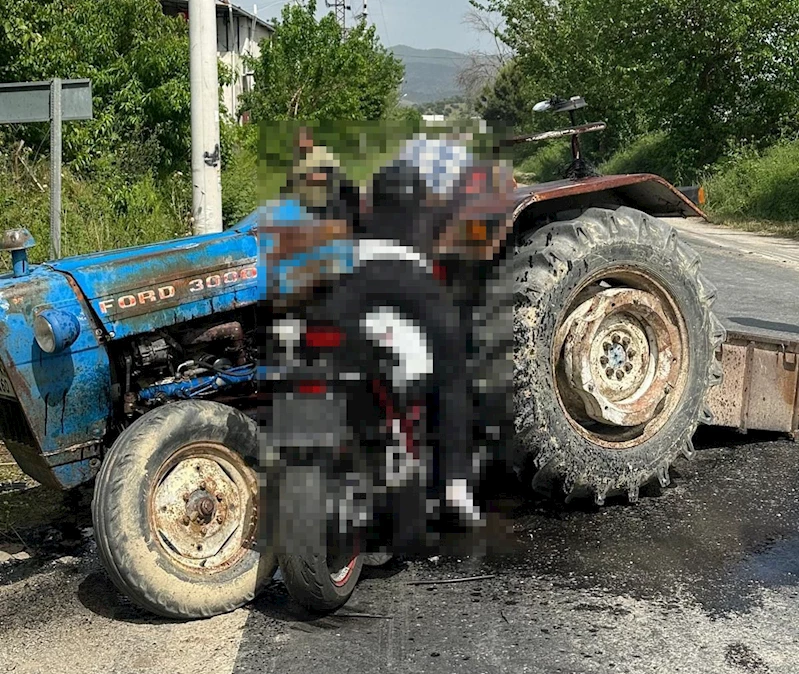Motosiklet traktöre ok gibi saplandı: 3 ölü
