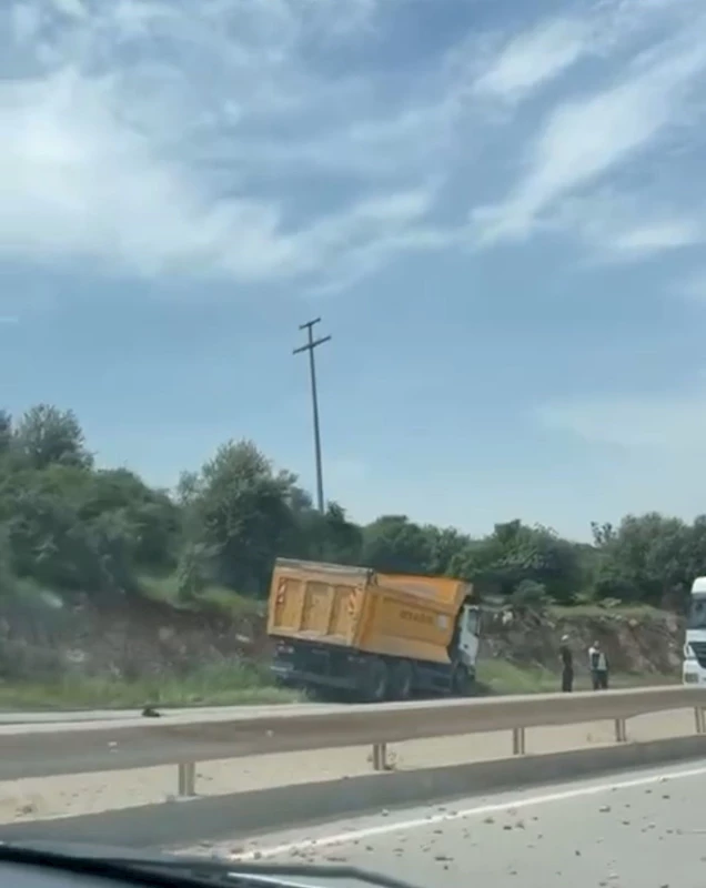 Kontrolden çıkan kamyon bariyerleri aşıp karşı yöne daldı
