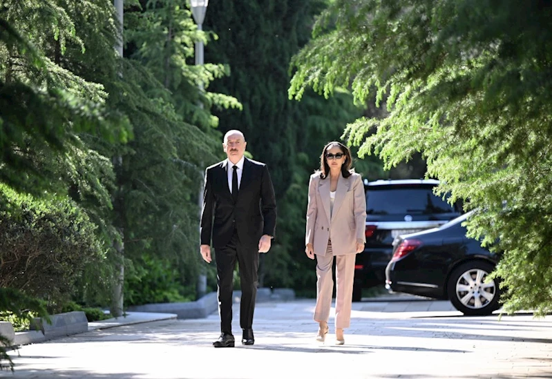 Azerbaycan Cumhurbaşkanı Aliyev, Haydar Aliyev’i mezarı başında andı
