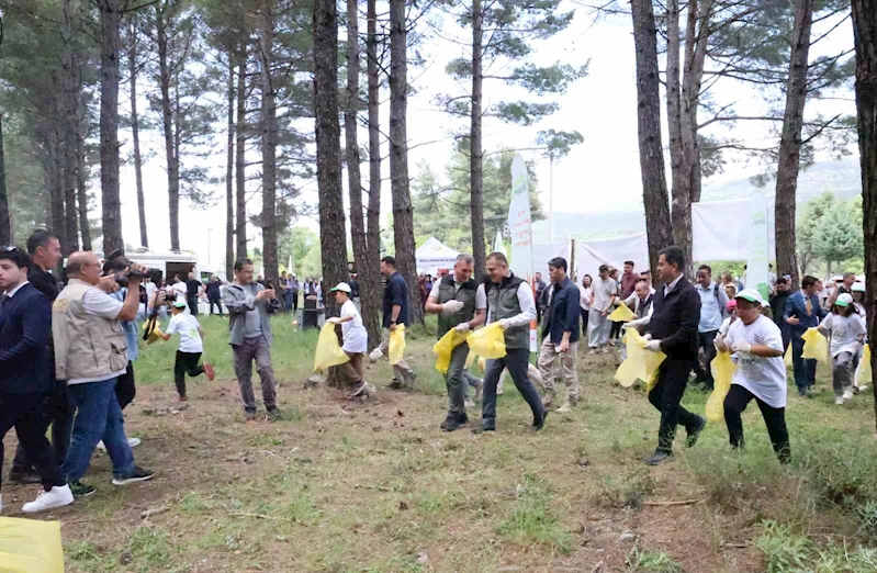 Yarım saatte 580 kilo çöp toplandı
