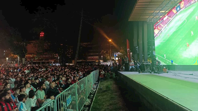 Vanspor FK taraftarları final coşkusunu dev ekranda yaşıyor

