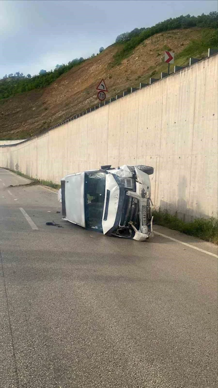 Minibüsün devrilmesi sorucu 10 kişi yaralandı

