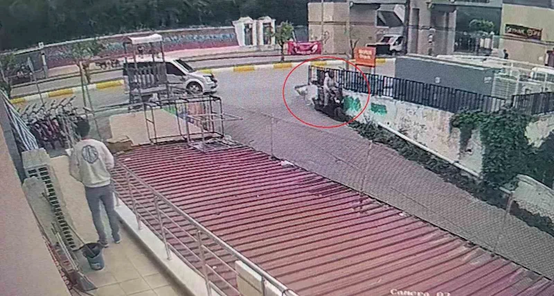 Motosiklet önce otomobile, ardından da duvara çarptı

