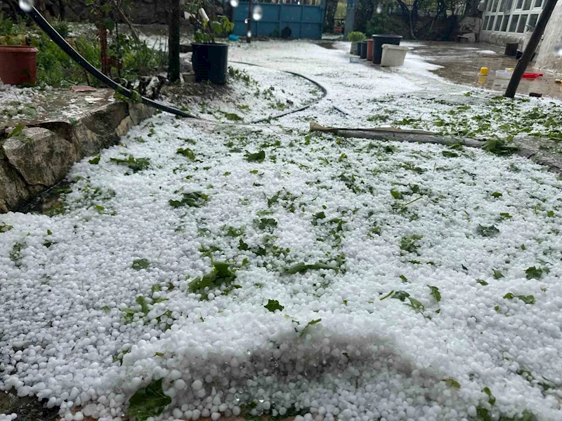 Yozgat’ı etkisi altına alan dolu, bazı bölgeleri beyaza bürüdü

