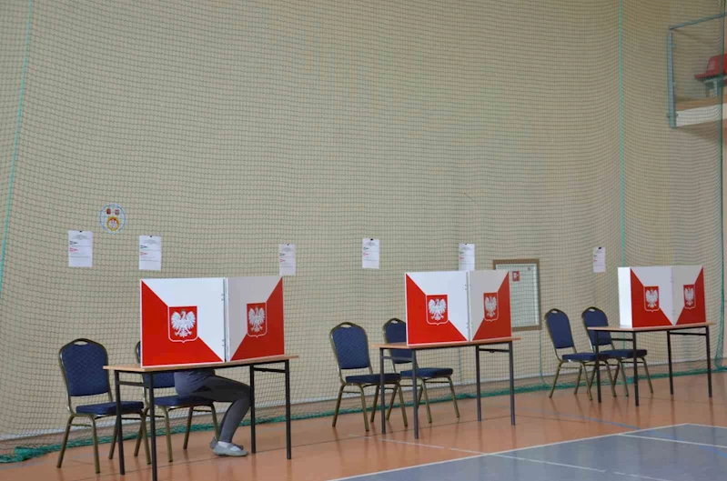 Polonya’da halk cumhurbaşkanlığı seçimleri ikinci turu için sandık başında
