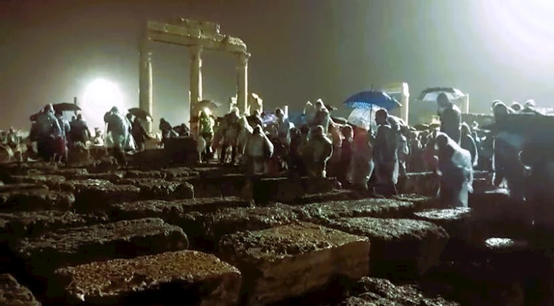 Laodikya’dan, Kızıl Ordu Korosunun şarkıları değil ‘yuh’ sesleri yükseldi
