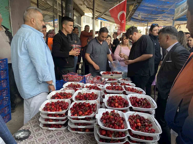 10 dakikada 2 buçuk kilo kiraz yedi, altını kazandı
